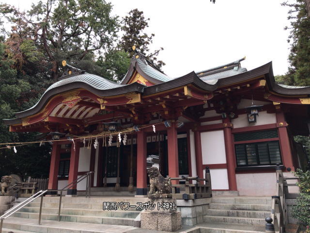越木岩神社の拝殿、右斜め前から撮影