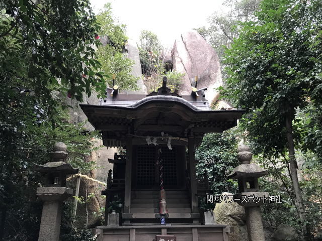 越木岩神社の御神体「甑岩」