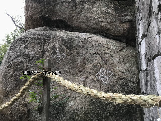 越木岩神社の御神体「甑岩」横にある池田備中守長幸の家紋