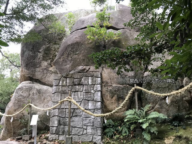 越木岩神社の御神体「甑岩」横から撮影
