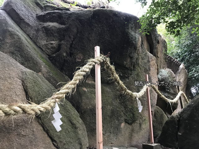 越木岩神社の御神体「甑岩」の後ろから撮影
