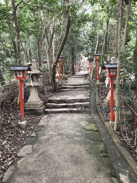 越木岩神社の御神体「甑岩」に向かう参道