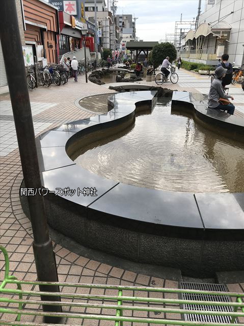 瓢箪山駅前の瓢箪の形をした池