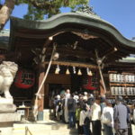 「石切劔箭神社」本殿に並ぶ参拝者