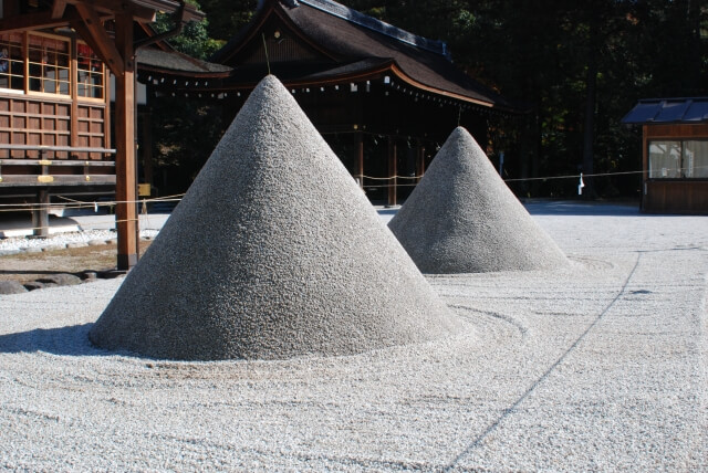 上賀茂神社の拝殿（細殿）前にある立砂