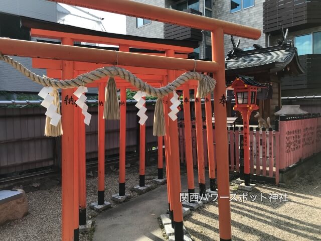 八阪神社（中道）の末社「松本稲荷神社」鳥居