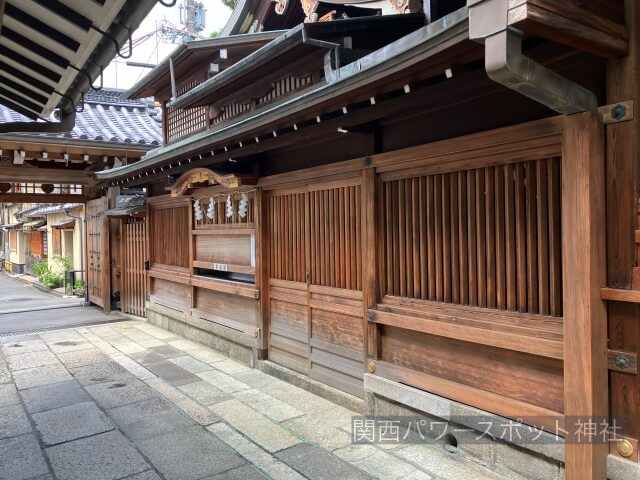 京都ゑびす神社の拝殿横。恵比寿様（えびす）から近い場所
