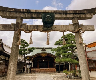 京都ゑびす神社の鳥居（恵比寿様の顔が付いた二の鳥居）